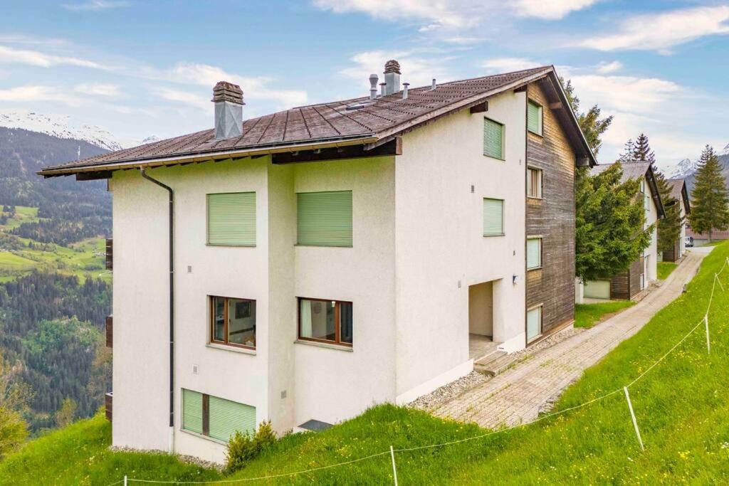 Aussicht Mit Poolbereich In Skiregion Brigels