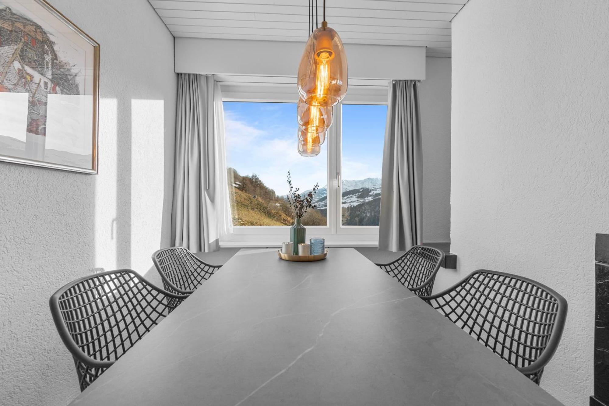 Aussicht Mit Poolbereich In Skiregion Brigels