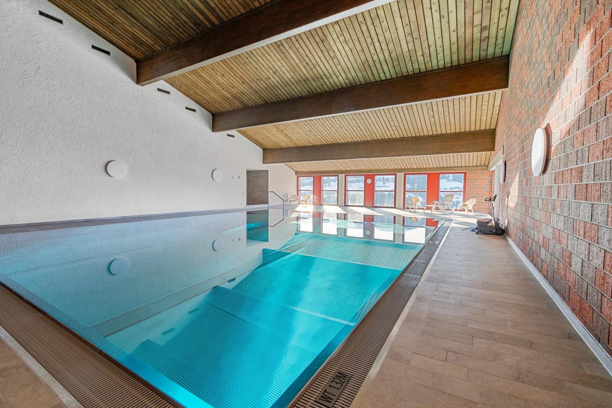 Aussicht Mit Poolbereich In Skiregion Brigels Apartmán