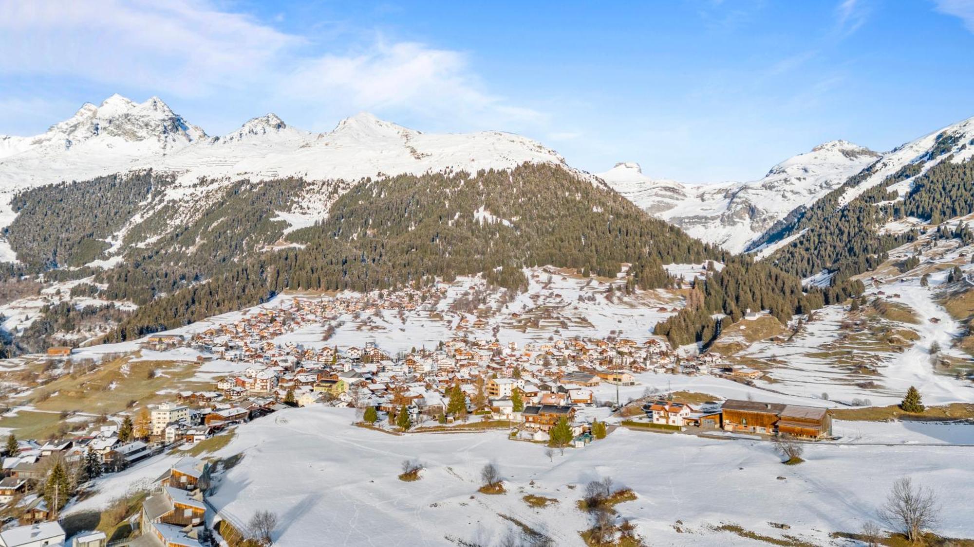 Aussicht Mit Poolbereich In Skiregion Brigels Apartmán Breíl
