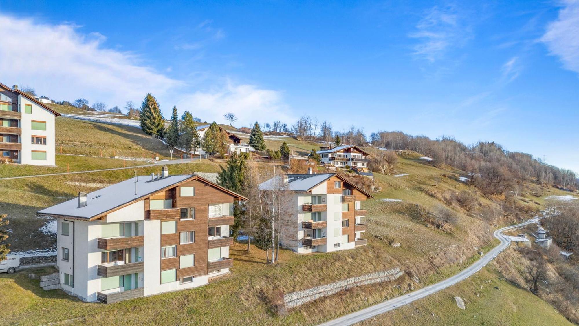 Aussicht Mit Poolbereich In Skiregion Brigels Apartmán